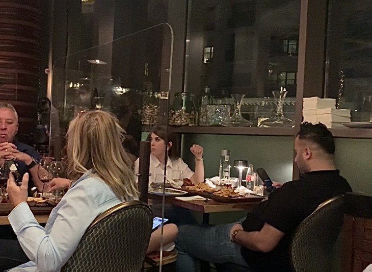 מחיצות במסעדות בדובאי