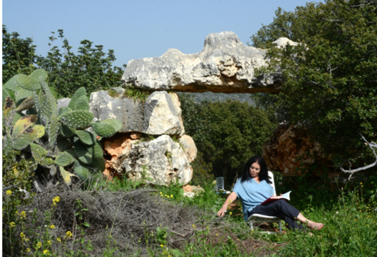 סבינה מסג בחצר ביתה בכליל (צילום: דינה גונה)