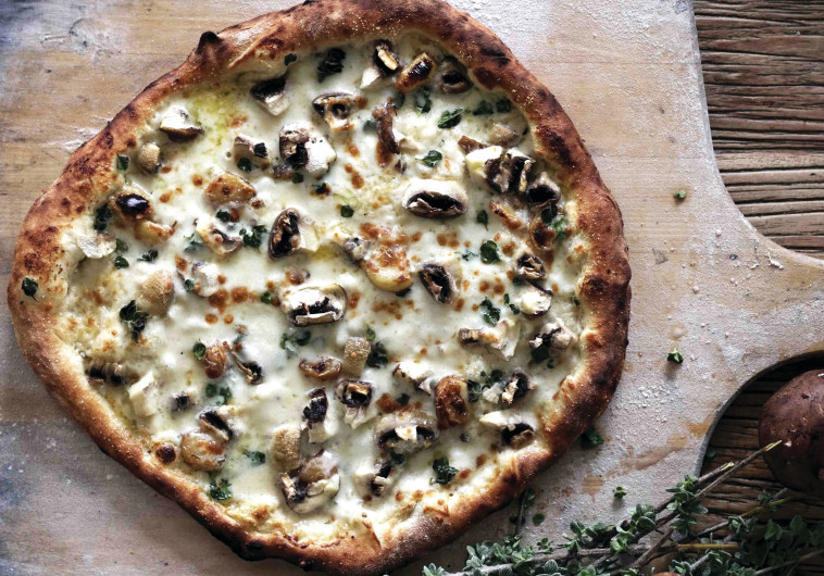 פיצה לבנה, שמנת ופטריות