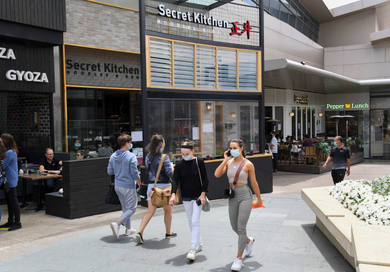 People with masks in Australia (Photo: WILLIAM WEST / AFP via Getty Images)