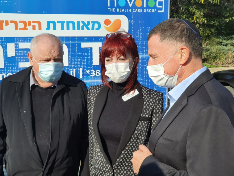 יולי אדלשטיין במתחם חיסונים בנצרת