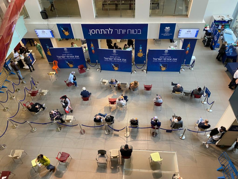 מתחם החיסונים לקורונה בבית החולים איכילוב, ארכיון