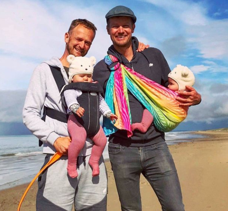 זוג האבות עם שתיים מבנותיהן