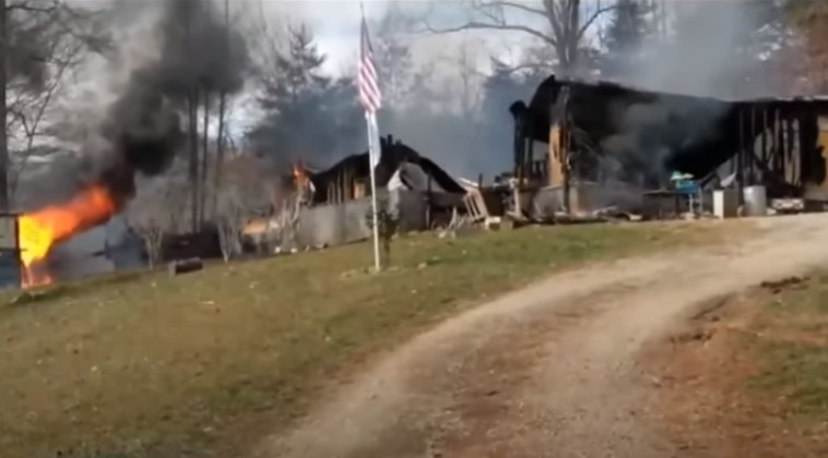 בית משפחת דווידסון נהרס לגמרי בשריפה (צילום: צילום מסך יוטיוב)