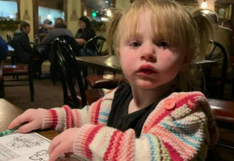 ארין בת השנתיים שניצלה בזכות אחיה