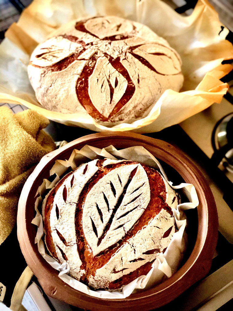 ציור על לחם מחמצת