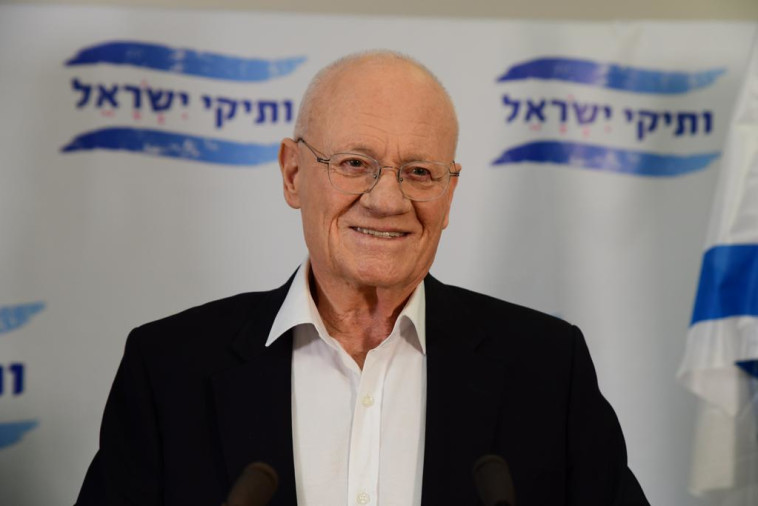 דני יתום בהשקת ''מפלגת הוותיקים''