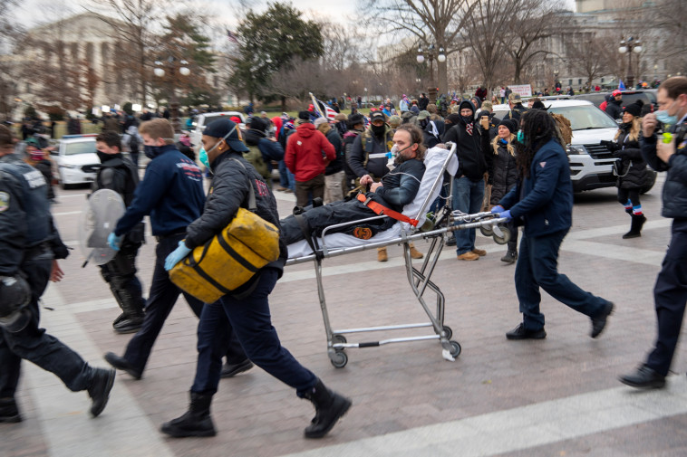 שוטר פצוע בוושינגטון הבירה (צילום: Jasper Colt/USA TODAY via REUTERS)