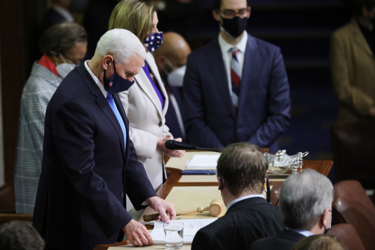 מהומות בארה''ב - מייק פנס במהלך ההצבעה בקונגרס