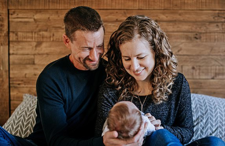 הזוג מייקל וג'סיקה עם בנם 