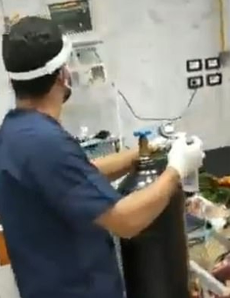 רופא מנשים בחורה עם בלון חמצן בצורה ידנית (צילום: צילום מסך יוטיוב)