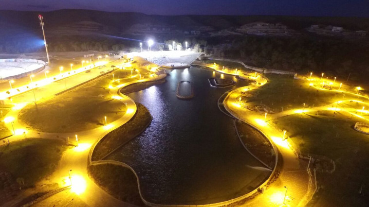 אגם דימונה בלילה 