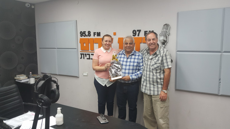 בני ביטון (במרכז)