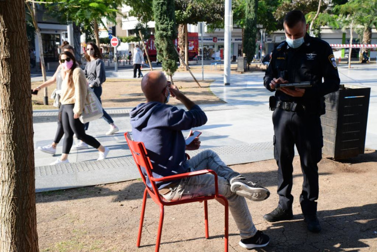 שוטר בכיכר דיזנגוף