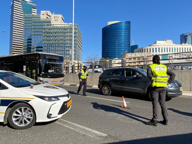 עורכים בידוק. שוטרים אוכפים את הנחיות הסגר (צילום: אבשלום ששוני)