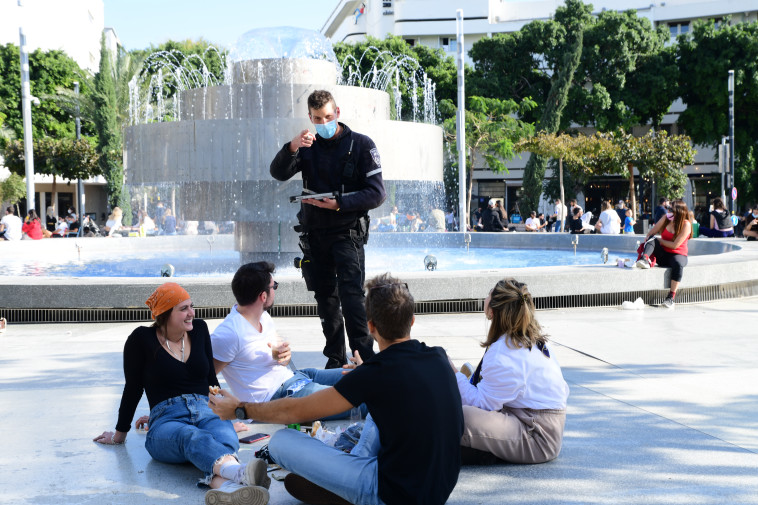 שוטר אוכף את הנחיות הסגר בכיכר דיזנגוף
