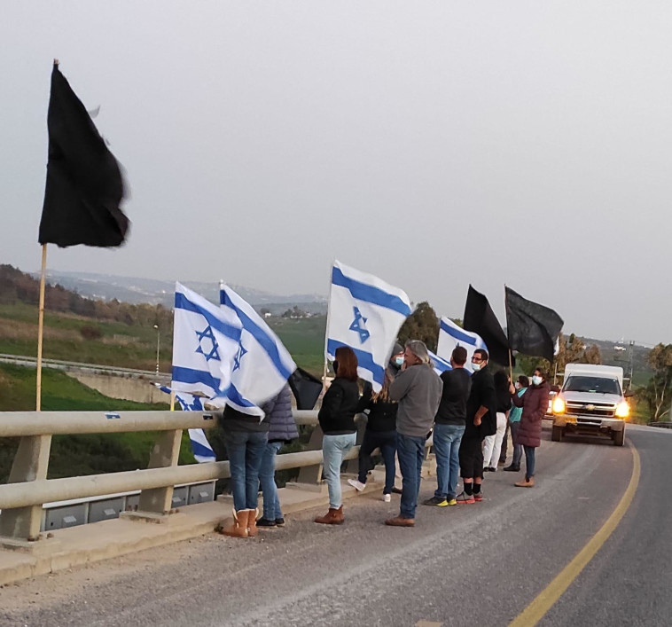 הפגנה נגד נתניהו בקיבוץ בחן (צילום: דוברות מחאת הדגלים השחורים)