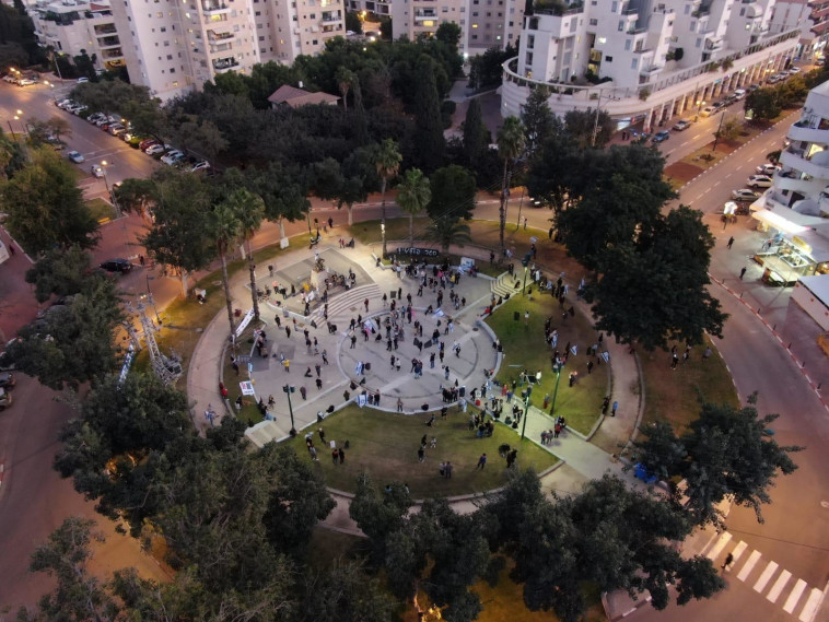 Demonstration against Netanyahu in Ramat Hasharon (Photo: Black Flags Spokeswoman)