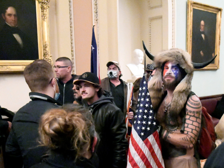 ג'ייקוב אנתוני צ'אנסלי מהמפגינים שפרצו לדיון בגבעת הקפיטול בוושינגטון (צילום: REUTERS/Mike Theiler)
