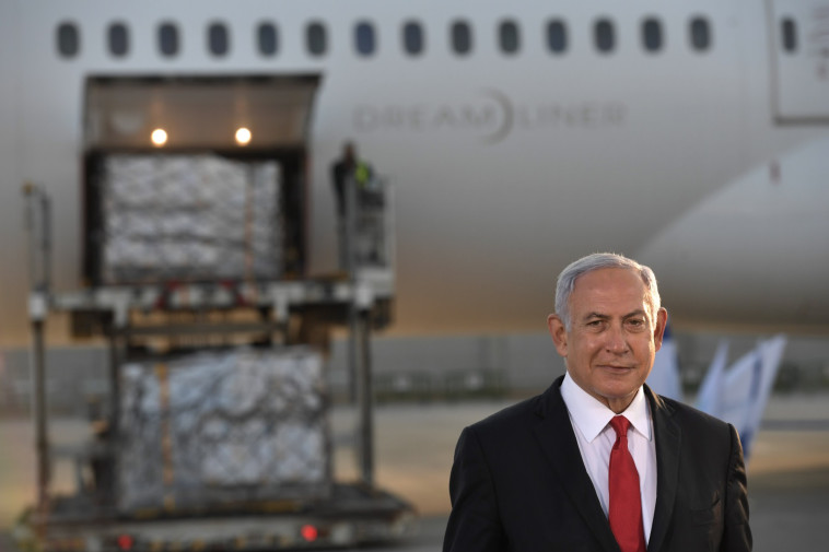 בנימין נתניהו עם החיסונים בנתב''ג