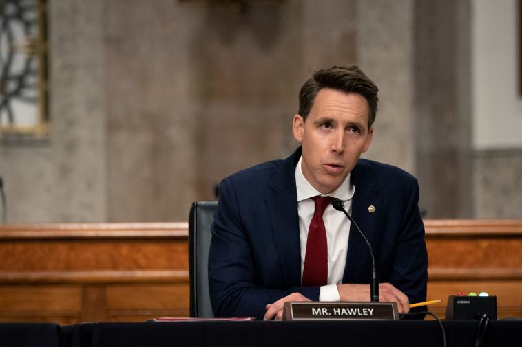 הסנאטור ג'וש האוולי 