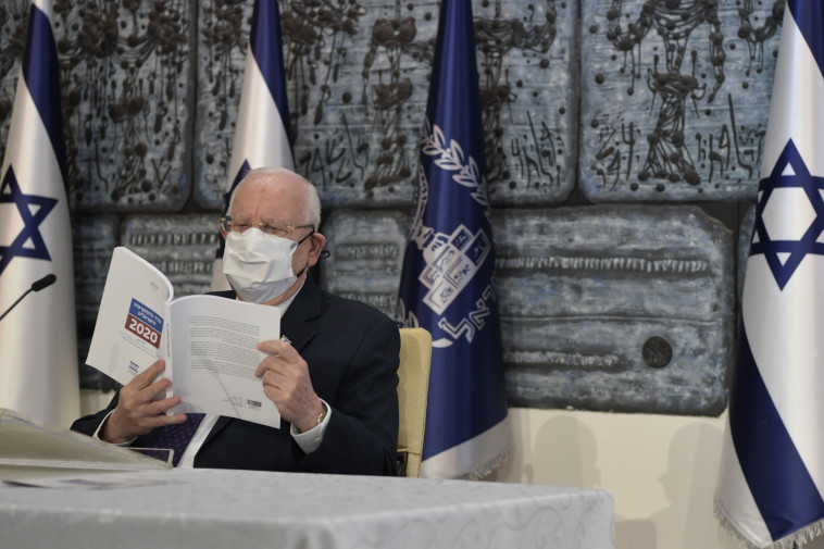 הנשיא ריבלין מעיין בדו''ח המכון הישראלי לדמוקרטיה (צילום: קובי גדעון, לע''מ)