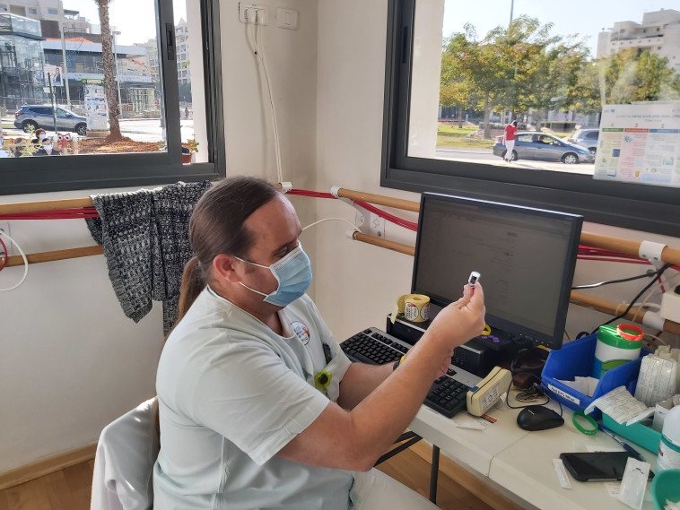 דניאל צייזלר מכין את מנת החיסון