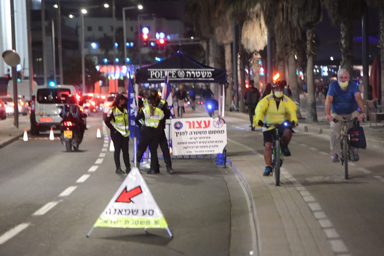 שוטרים אוכפים סגר בתל אביב