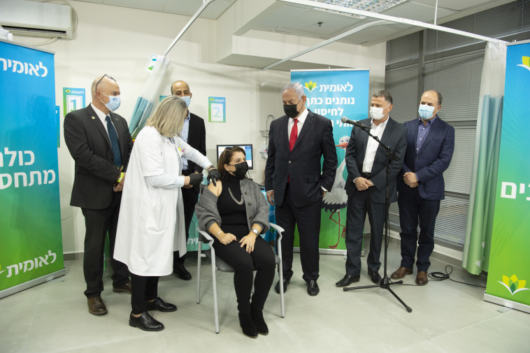 בנימין נתניהו ויולי אדלשטיין עם מתחסנת באשדוד