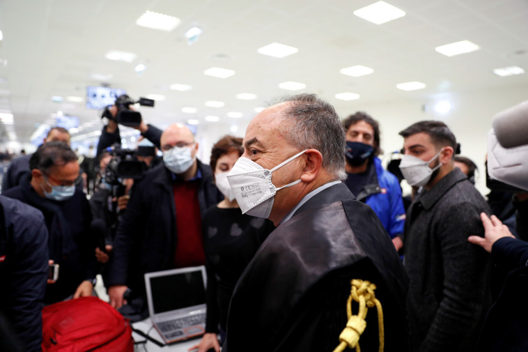 התובע ניקולה גראטרי מגיע לבית המשפט תחת אבטחה כבדה