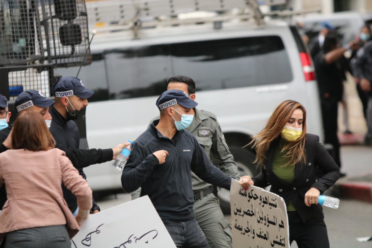  שוטרים הודפים את ח''כ סונדוס סאלח בהפגנה בנצרת