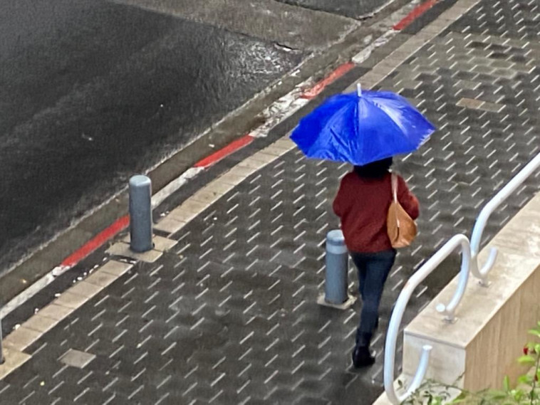 Rain in Tel Aviv (Photo: Avshalom Shashoni)