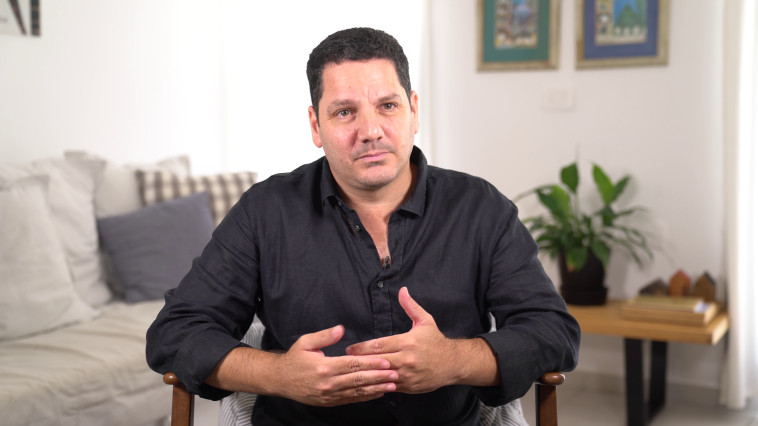 המשורר והמטפל גיא עינת (צילום: עמי שרייבמן)