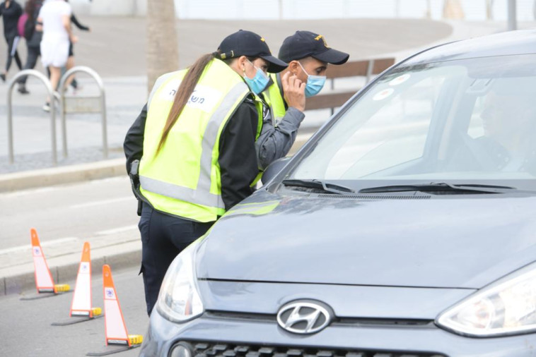 מחסום לאכיפת הסגר בתל אביב (צילום: אבשלום ששוני)