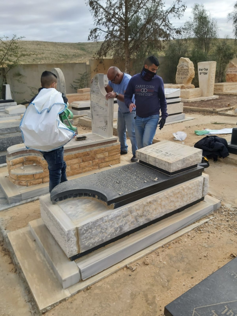 Teens from the Diaspora renovate the Nabataean cemetery (Photo: Desert Stars)