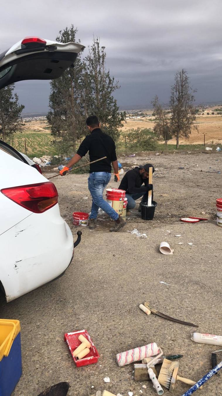 בני נוער מהפזורה משפצים את בית העלמין בנבטים (צילום: כוכבי המדבר)