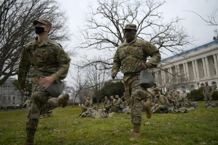 חיילים נערכים לטקס ההשבעה בוושיגנטון (צילום: רויטרס)
