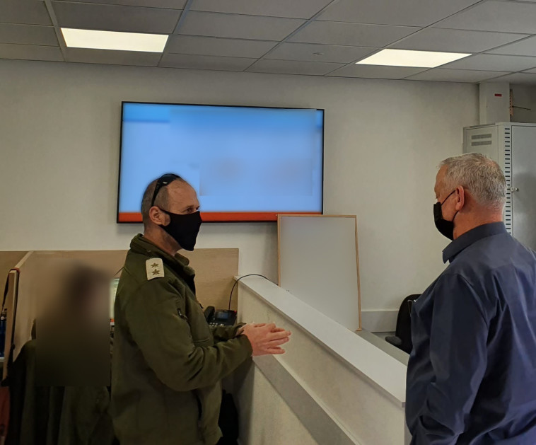 בני גנץ במפקדת אלון של פיקוד העורף