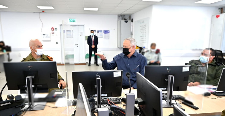 בני גנץ במפקדת אלון של פיקוד העורף