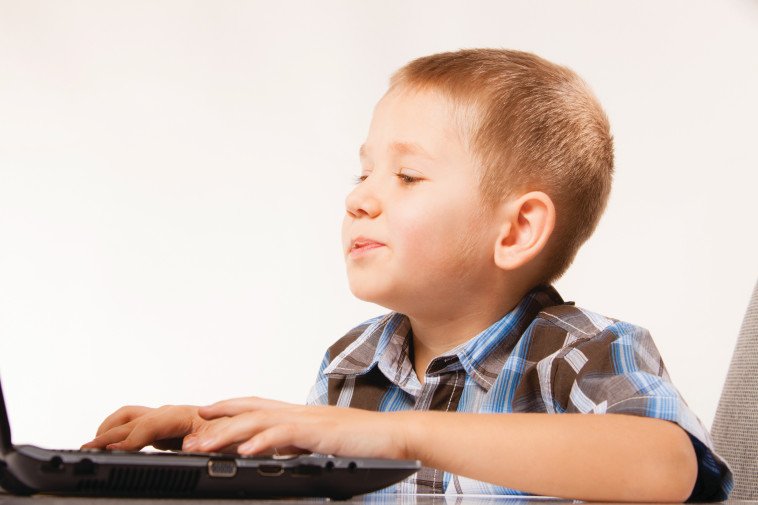 ילד לומד במחשב, אילוסטרציה (צילום: אינגאימג)