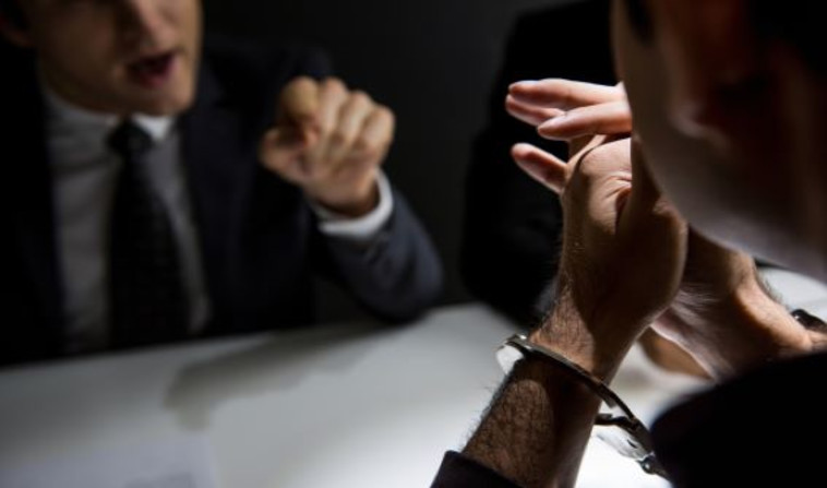 הושעה מתפקידו וייחקר