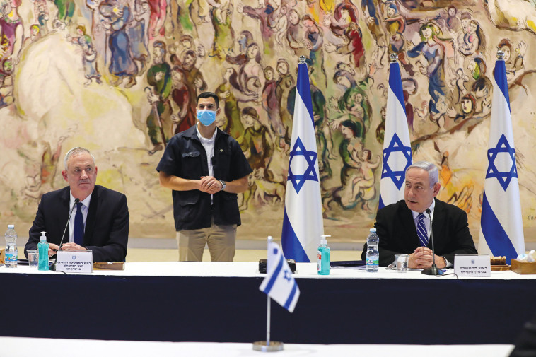 Bnei Gantz and Benjamin Netanyahu at cabinet meeting (Photo: Reuters)