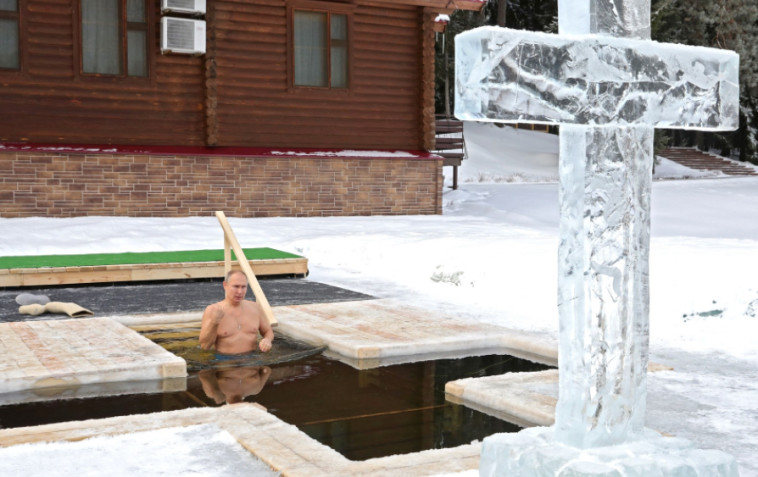 פוטין טובל בבריכה קפואה