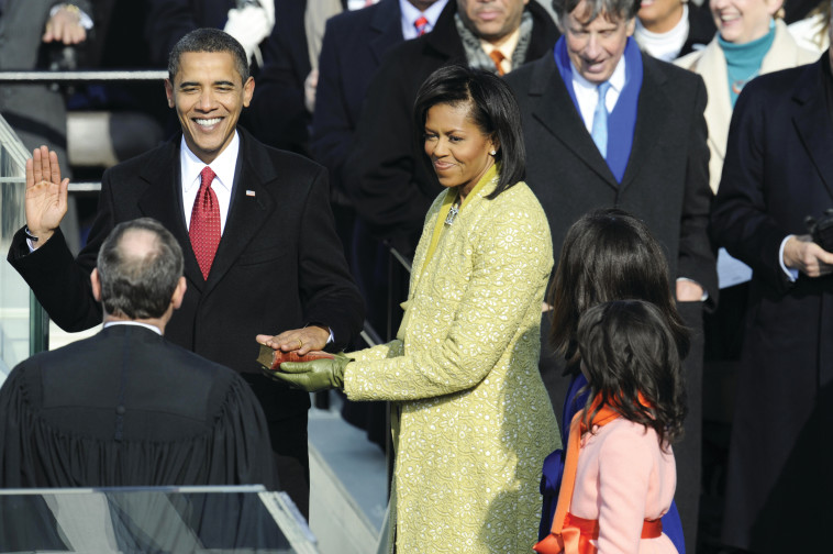 מישל אובמה ובעלה ברק (צילום: TIMOTHY A. CLARY.GettyImages)