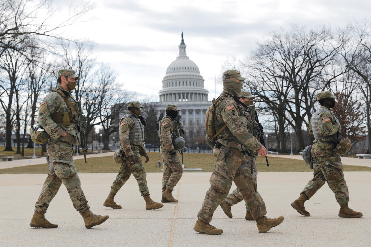 חיילים מאבטחים את הבית הלבן לפני השבעת ביידן
