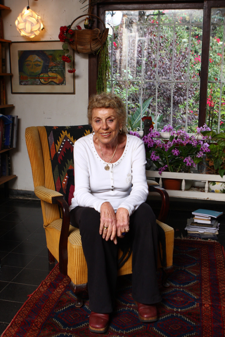 שולמית אלוני בביתה