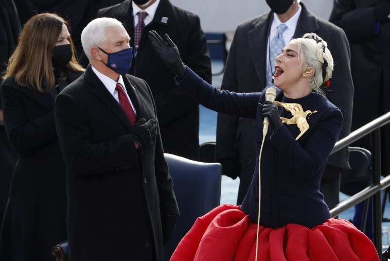 Lady Gaga swears in Biden (Photo: Reuters / BRENDAN MCDERMID)