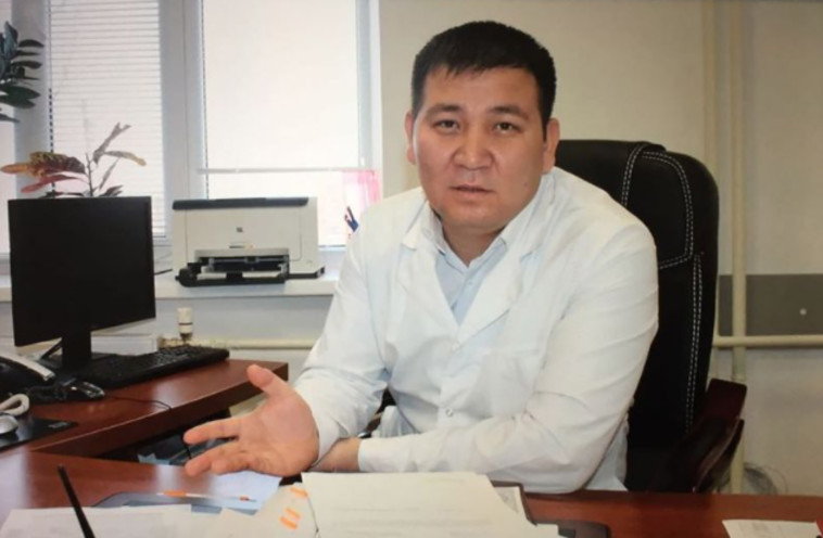 אסקרבק אמוקשב, הרופא שהורה לשים את הילוד בחדר מתים