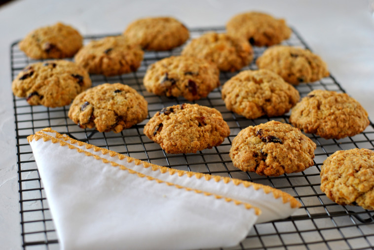 עוגיות פירות מיובשים ושיבולת שועל