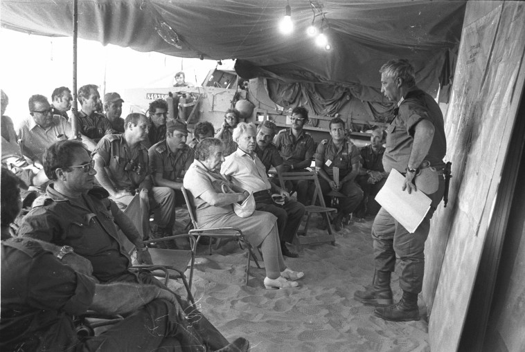 אריק שרון מתדרך את גולדה מאיר, מלחמת יום הכיפורים